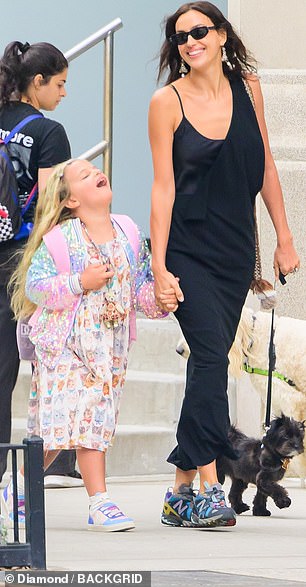 بعد فترة وجيزة من انفصالهما، اتضح أنهما قررا تقسيم الحضانة والبقاء في نيويورك من أجل تسهيل تربية الأبناء معًا، وفقًا لموقع TMZ.