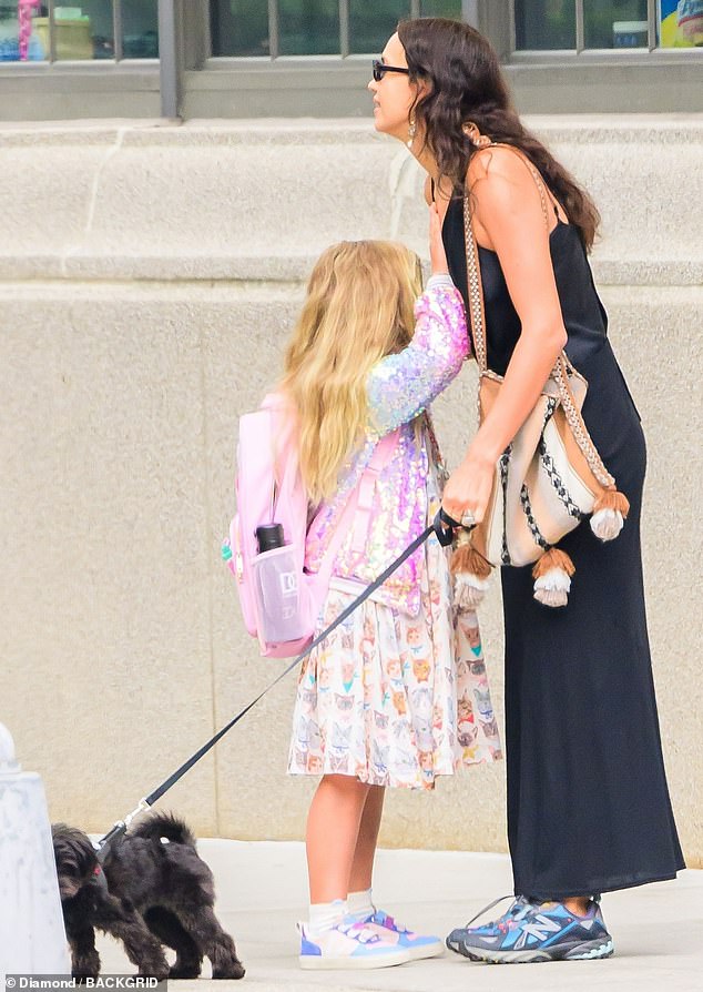 في الواقع، هي وبرادلي من الوالدين المقربين للغاية لدرجة أنهما حرصا على العيش على بعد بضعة شوارع من بعضهما البعض في قرية غرينتش من أجل تربية ابنتهما.