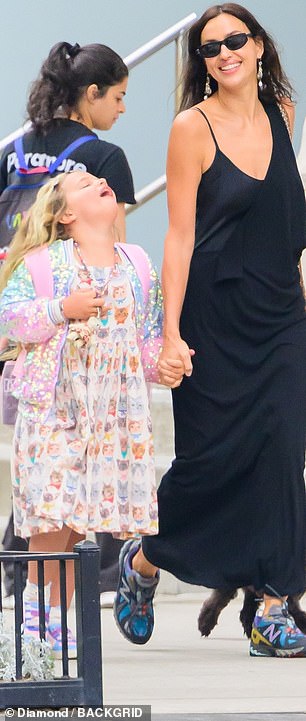 لقد نسقت الزي مع زوج أنيق من النظارات الشمسية السوداء، وتركت شعرها الداكن يرفرف بحرية في النسيم بينما كانت تضرب الرصيف.