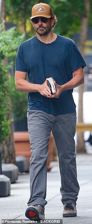 كانت ليا دي سين الصغيرة أيضًا من بين المشاركين في المرح - فقد شوهدت الأسبوع الماضي على متن قارب موز مع برادلي وجيجي قبالة جنوب فرنسا