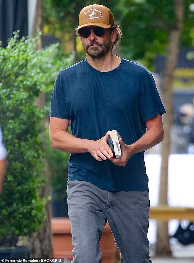 وفي الوقت نفسه، شوهد برادلي، الذي يعيش بالقرب من إيرينا في قرية غرينتش لتسهيل ترتيبات تربية الأبناء المشتركة، بمفرده في نفس اليوم.