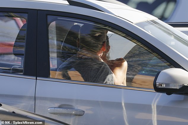 تم تصوير الزوجين وهما يتبادلان القبلات بشغف في المقاعد الأمامية