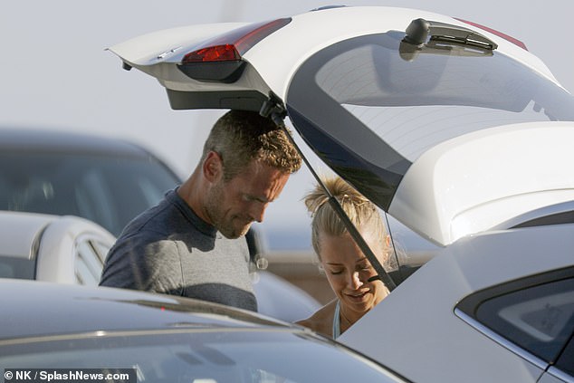 ثم مازحت بأنها يجب أن يكون لديها 