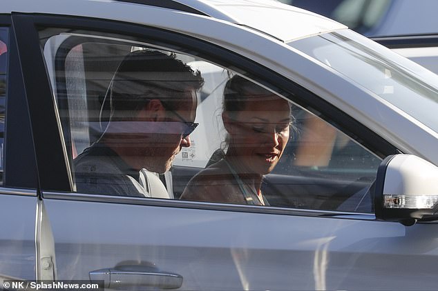 اعترفت الجميلة الشقراء بأن فكرة المواعدة قد تكون صعبة لأنها دائمًا في الخارج للتصوير