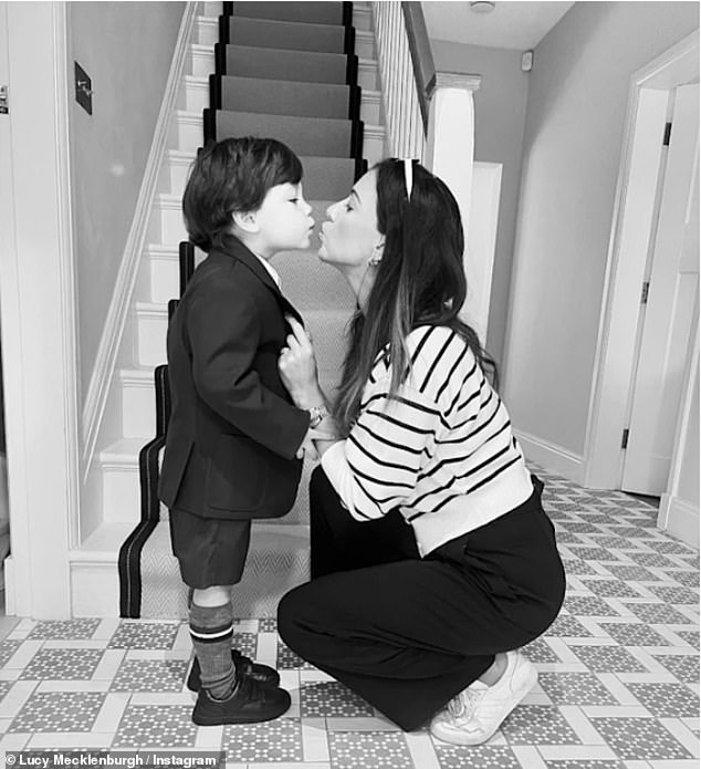 كما لوحت نجمة TOWIE السابقة لوسي، 33 عامًا، لابنها رومان، الذي تشاركه خطيبها رايان توماس، بالعودة إلى المدرسة