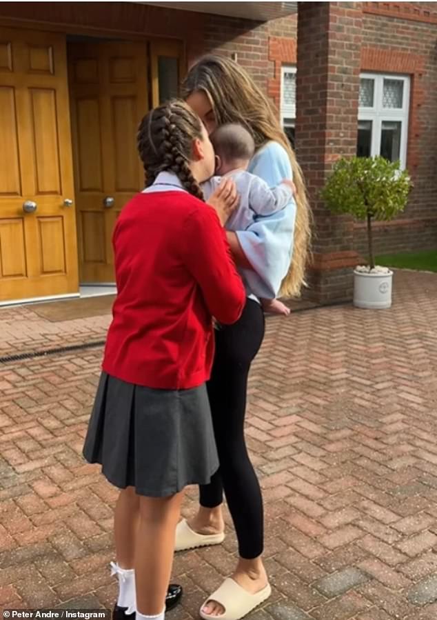 شارك بيتر أندريه، 51 عامًا، وزوجته إميلي مقطع فيديو رائعًا على إنستغرام أثناء تأكدهما من استعداد طفليهما، ثيو، 7 أعوام، وأميليا، 9 أعوام، ليومهما الأول