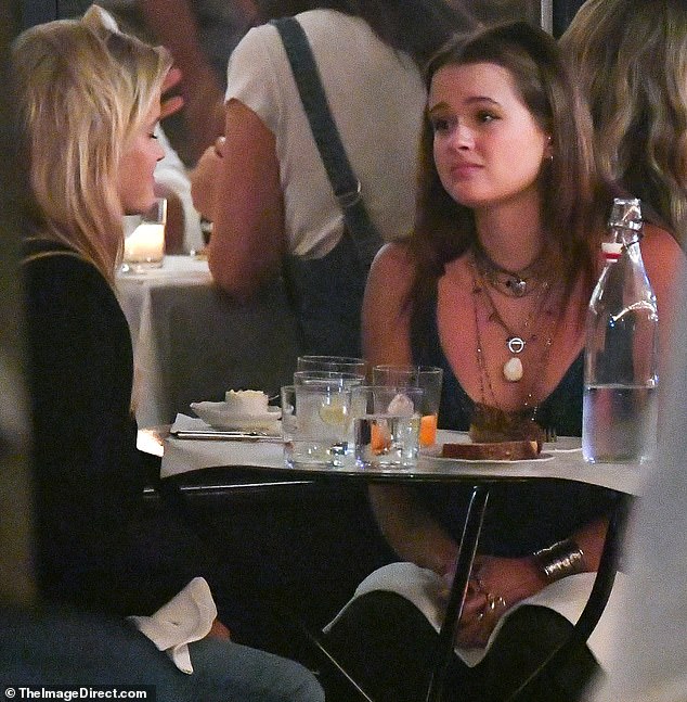 لكن وسط حياتها العاطفية المزدهرة ومسيرتها المهنية المزدحمة، وجدت ريس وقتًا لتناول العشاء مع آفا في مانهاتن يوم الخميس