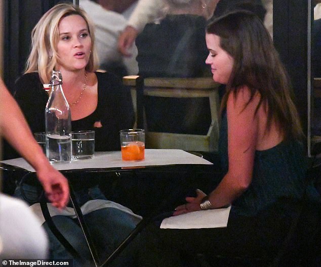 كان التشابه ملحوظًا بشكل خاص لأنهما كانا يعكسان بعضهما البعض في مجموعاتهما الأنيقة في نيويورك، حيث يجمعان بين اللون الأسود والأزرق الداكن