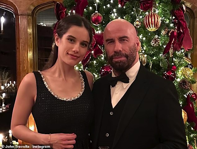 صورة لإيلا مع والدها جون ترافولتا