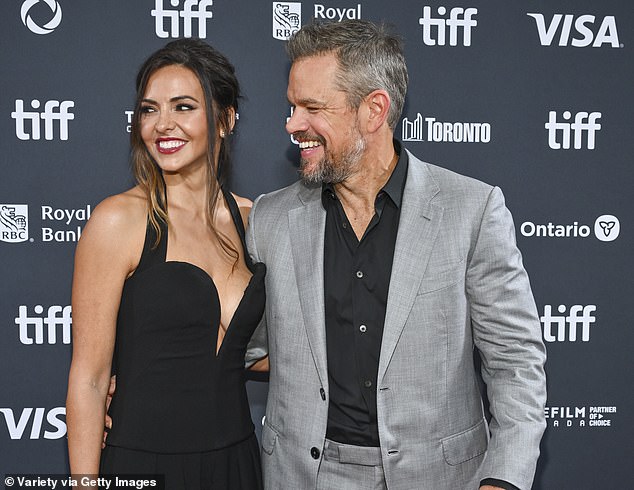 بدت مثيرة في ثوبها الأسود الضيق