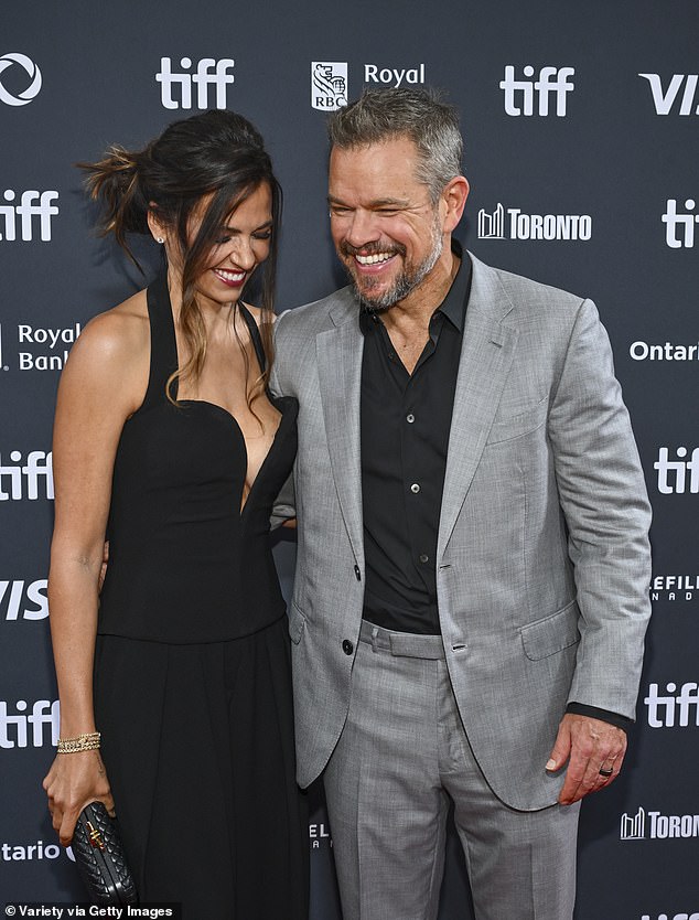 ضحك الثنائي، اللذان تزوجا منذ عام 2005، معًا كثيرًا