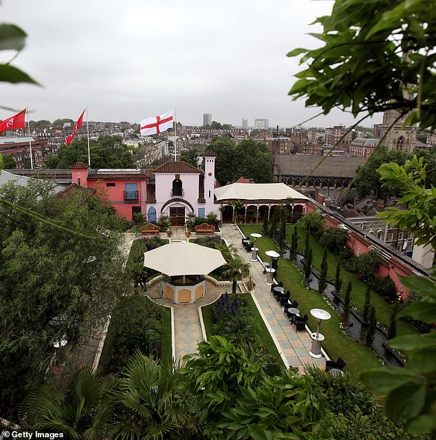 ينقسم المكان إلى ثلاث حدائق ذات طابع خاص، ويضم أكثر من 100 نوع من الأشجار على سطح مصمم خصيصًا