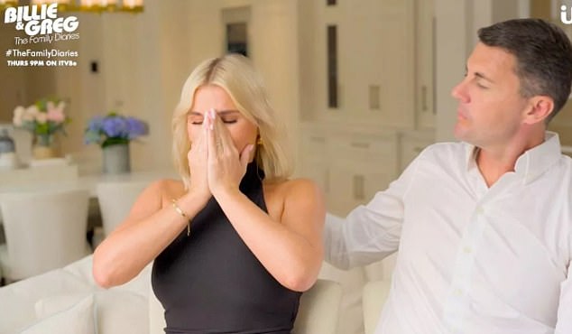 تأتي أحدث التحديثات في الخلاف بعد الأخبار التي تفيد بأن بيلي وزوجها جريج توقفا عن تقديم برنامجهما على قناة ITV The Family Diaries بعد ستة مواسم، وفقًا لتقارير جديدة.