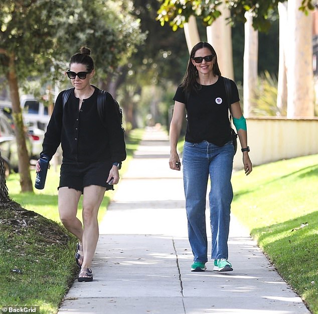 غادرت غارنر وصديقتها المنشأة معًا بعد التبرع بالدم