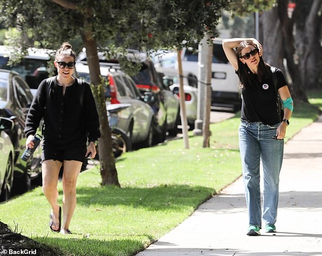 انضمت صديقة للممثلة إلى صديقتها أثناء توجههما إلى المنشأة معًا