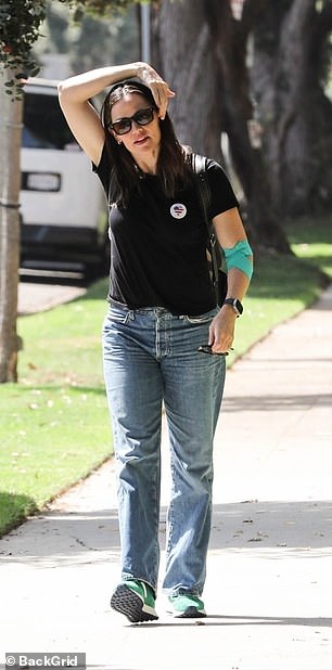 بعد التبرع بالدم، وضعت غارنر ضمادات خضراء على ذراعها اليسرى