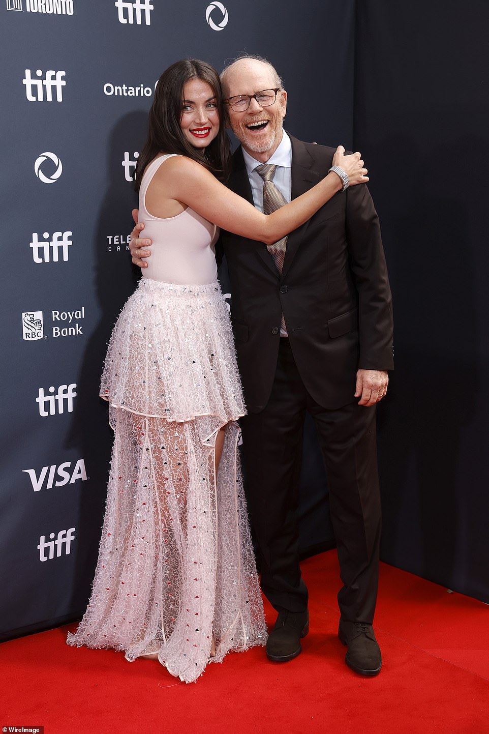 شوهدت دي أرماس في وقت لاحق وهي تلف ذراعيها حول هوارد لالتقاط صورة حلوة على السجادة الحمراء