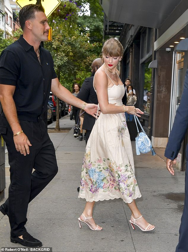 غادر الثنائي مدينة كانساس سيتي يوم الجمعة وسافرا إلى مدينة نيويورك للاستفادة القصوى من عطلة نهاية الأسبوع التي يقضيها نجم اتحاد كرة القدم الأميركي لمدة أربعة أيام