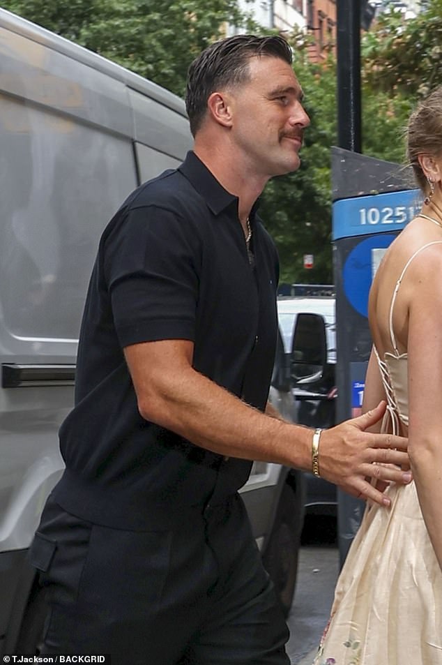 أضاف شاربه الكلاسيكي لمسة من السحر العتيق إلى مظهره