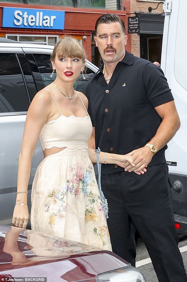 على الرغم من القاعدة التقليدية ضد ارتداء اللون الأبيض في حفلات الزفاف، إلا أن المطربة أبهرت الجميع بفستانها الكريمي من تصميم زيمرمان بنقشة زهور وفتحات على الجانبين