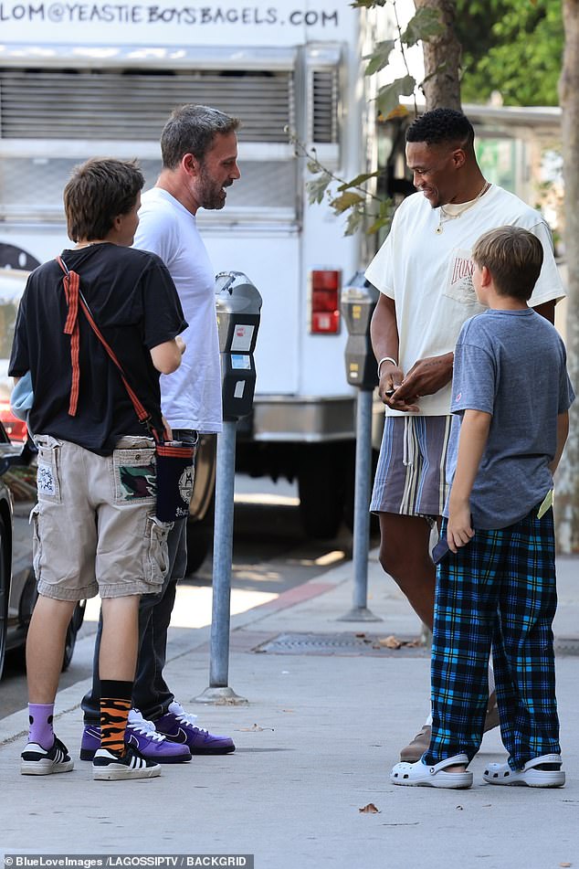 تبادل الاثنان محادثة ودية