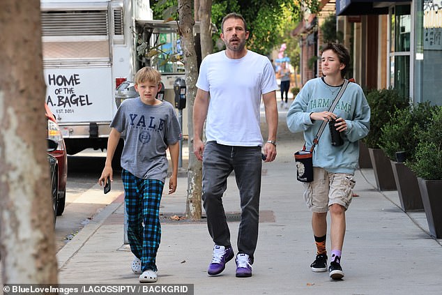 تزوجت جينيفر وبن في حفل حميم في 16 يوليو 2022، لكنهما عقدا قرانهما لاحقًا للمرة الثانية أمام العائلة والأصدقاء في منزل بن في ساوث كارولينا في 20 أغسطس 2022 - قبل عامين من تقديمها طلب الطلاق.