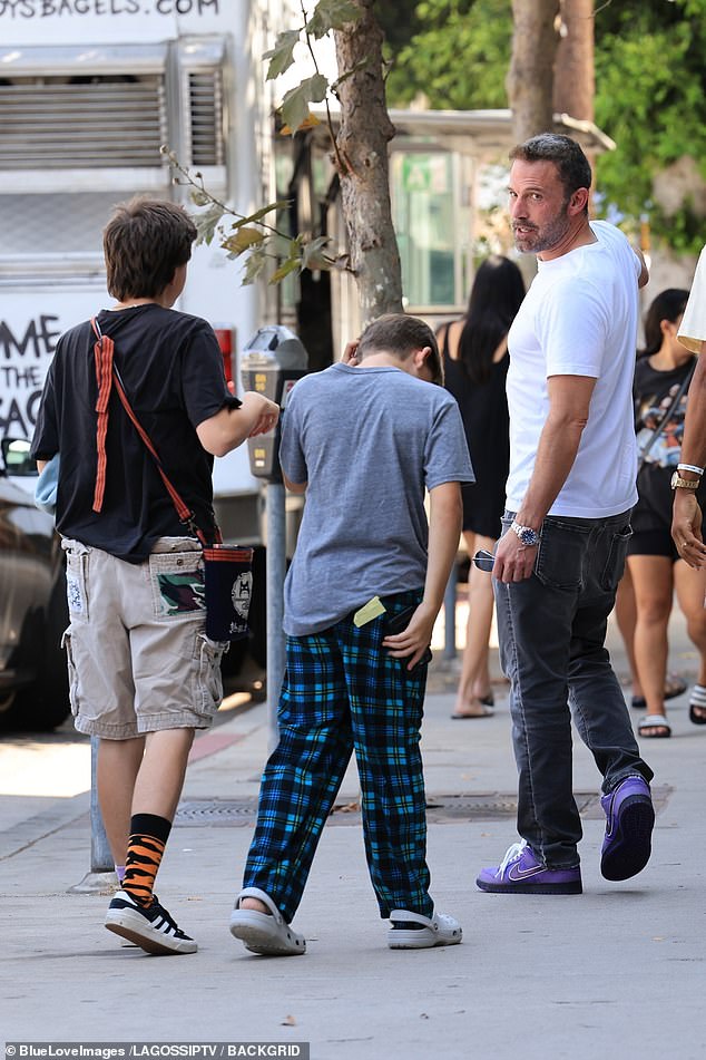 كان أفليك يراقب أطفاله بعناية