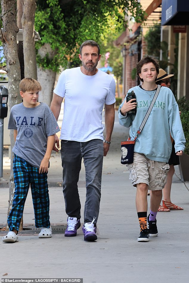 كان بن يؤدي واجبه كأب، حيث تناول الغداء مع أطفال الزوجين صموئيل، 12 عامًا، وفين (سيرافينا سابقًا)، 15 عامًا، في برينتوود، وسط طلاقه المستمر من جينيفر لوبيز، 55 عامًا.