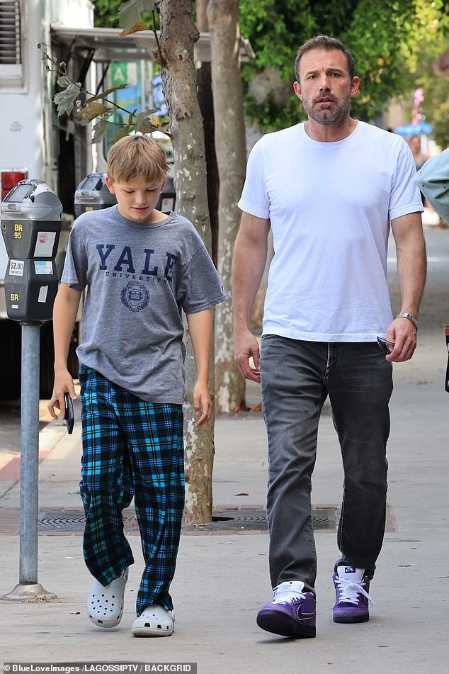 ارتدى فين قميصًا أزرق اللون وشورتًا وجوارب ملونة