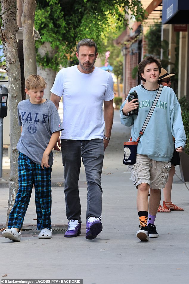 قضى الزوجان الهوليووديان أشهرًا في مطاردة التكهنات المحمومة بأن زواجهما على وشك الانهيار، والتي بلغت ذروتها عندما تقدمت جينيفر أخيرًا بطلب الطلاق في الذكرى الثانية لزواجهما، في 20 أغسطس.