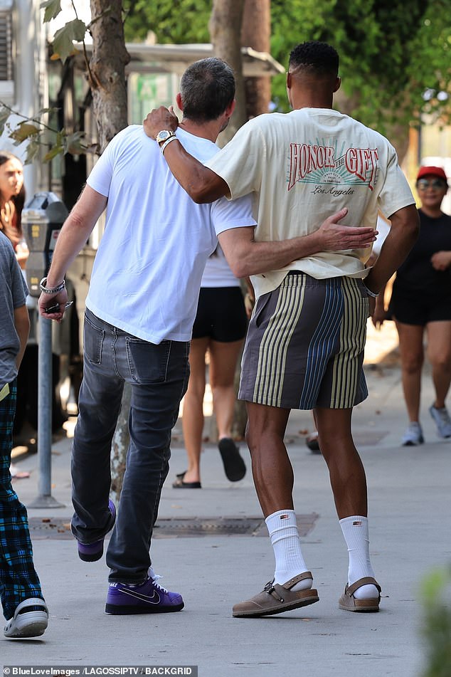 لقد ذهبوا أيضا للعناق