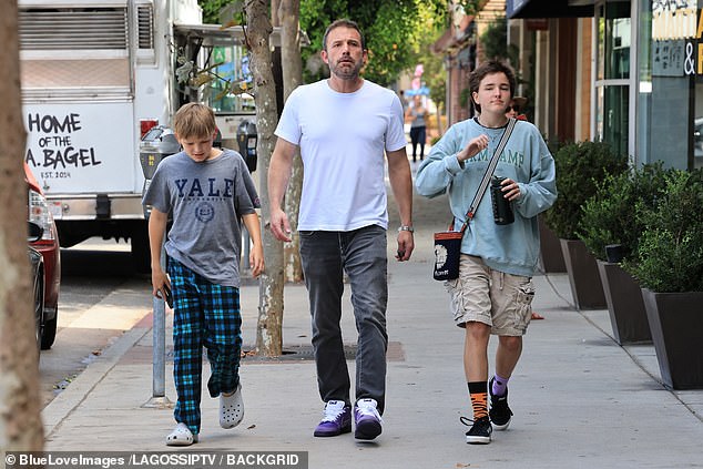 تجنب أفليك مؤخرًا مواجهة محرجة مع لوبيز ليلة الجمعة، حيث حضرت العرض الأول لفيلمهما الجديد Unstoppable في تورنتو، والذي أنتجه هو وصديقه مات ديمون.