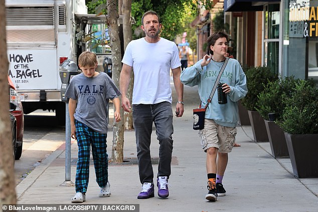 استمتعت لوبيز بدردشة جريئة في الحفلة التي أعقبت الحفل مع زميلها في التمثيل بوبي كانافال، الذي سمعته يقول لها: 