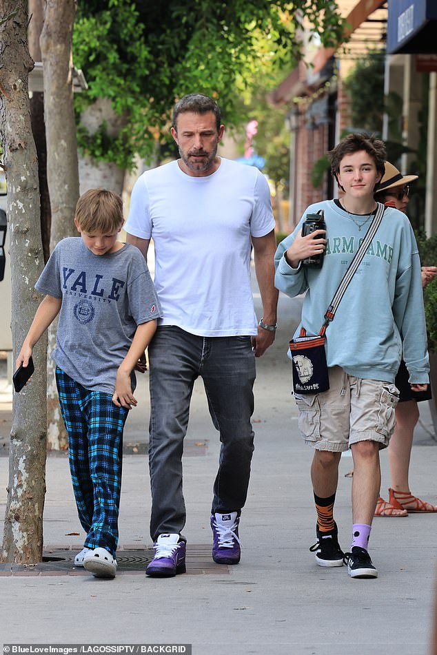 ارتدى بن قميصًا أبيض بسيطًا وبنطال جينز أزرق وزوجًا من الأحذية الرياضية الأرجوانية والأبيضة للخروج