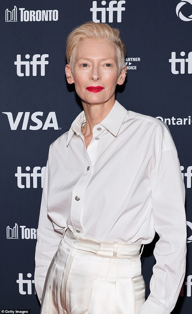 للحصول على لمسة من اللون، وضعت أحمر شفاه جريء باللون الأحمر