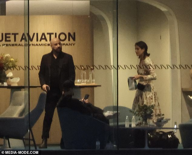 بدا جون مسترخيًا أثناء حديثه مع عائلته في المطار أثناء استعدادهم لركوب رحلتهم