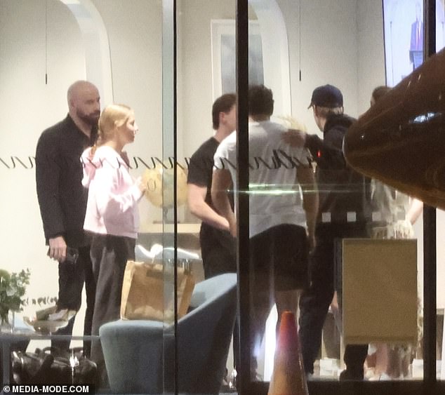 ثم شوهد جون، الذي يحمل رخصة طيار، وهو يتجمع مع عائلته عند مكتب Jet Aviation داخل المطار أثناء استعدادهم للصعود على متن طائرتهم الخاصة.