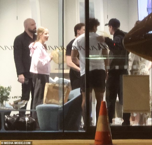 تحدثت المجموعة كلها معًا وبدا أنهم في حالة معنوية جيدة أثناء استعدادهم للصعود على متن قاربهم الخاص.