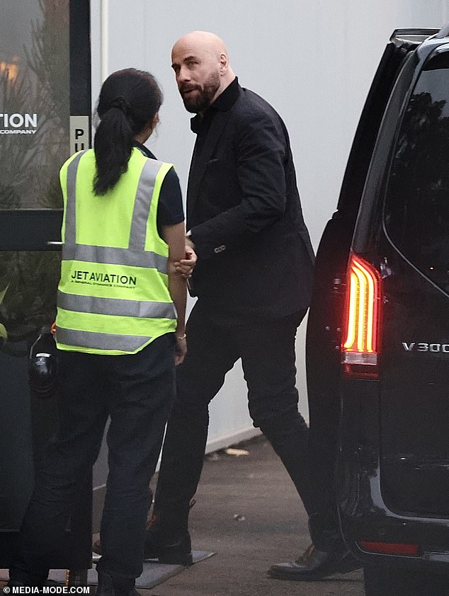 بدأ الطيار الشغوف جون تعلم الطيران عندما كان يبلغ من العمر 15 عامًا، وحصل على أول رخصة طيران في عام 1978 - وهو نفس العام الذي تم فيه عرض فيلمه الموسيقي الشهير Grease في دور العرض.