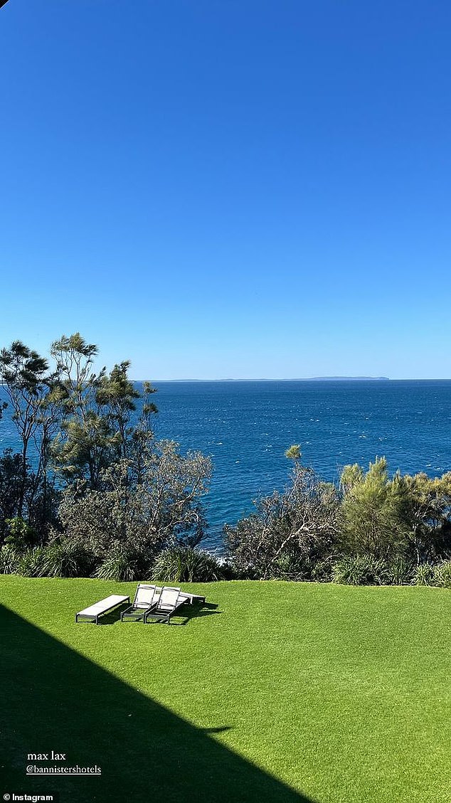 استرخوا في غرفة مذهلة مفتوحة على المروج الخضراء المورقة ونسمات المحيط