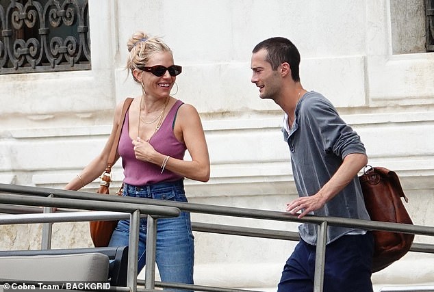 بدا الزوجان وكأنهما في منتصف محادثة جيدة عندما التفتت إليه وأشرقت عليه بينما كانا يمارسان يومهما