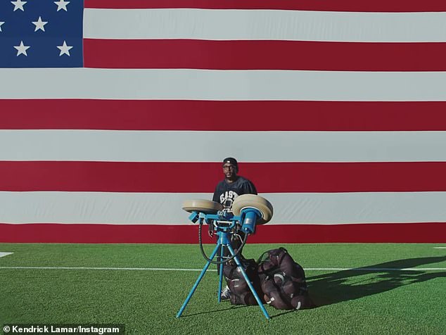 وقال مغني الراب البالغ من العمر 37 عامًا في مقطع فيديو: 