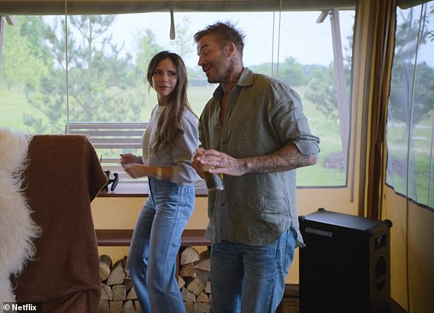 ألقى المسلسل نظرة غير مسبوقة على رحلة ديفيد المهنية ونظرة خاطفة على بداية علاقتهما الرومانسية وزواجهما