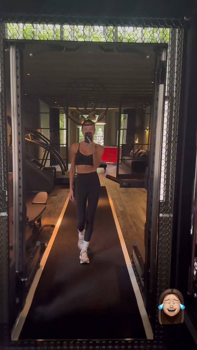 بدت نجمة فرقة Spice Girl السابقة في حالة جيدة حيث أظهرت عضلات بطنها وقوامها النحيف في زوج من السراويل الضيقة السوداء وحمالة صدر صغيرة متطابقة