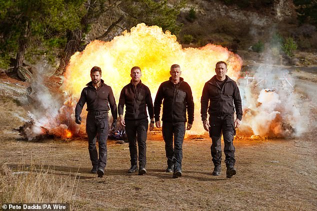 لا يتم إقصاء المتسابقين، بل يتم استبعادهم من قبل طاقم الإخراج - رودي رييس، كريس أوليفر، بيلي بيلينجهام، جيسون فوكس (في الصورة) - أو يمكنهم الانسحاب بأنفسهم، مع إعلان أولئك الذين بقوا في النهاية فائزين