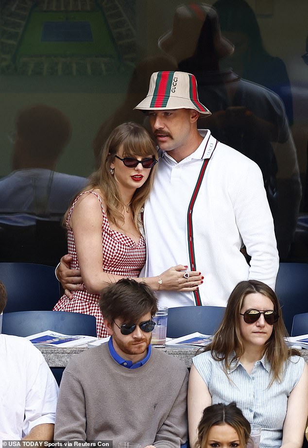 واضطر ممثلو ترافيس، الثلاثاء، إلى نفي وجود خطط لدى الزوجين للانفصال في وقت لاحق من هذا الشهر بعد انتشار وثيقة مكتوبة على ورق رسمي لشركة العلاقات العامة الأميركية الخاصة به على الإنترنت.