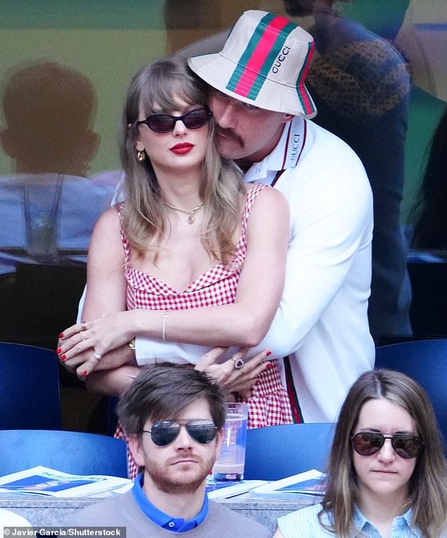 لكن في الأيام الأخيرة، نجحوا في القضاء على التكهنات من خلال الخروج في نزهات عديدة مع الأصدقاء لإثبات أنهم أقوياء كما كانوا دائمًا.