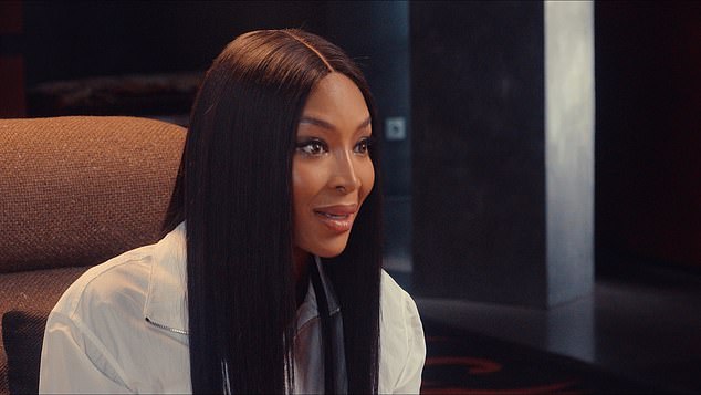 ويتحدث إلى محرري مجلة فوغ السابقين بما في ذلك إدوارد إنينفول والمشاهير مثل عارضة الأزياء نعومي كامبل