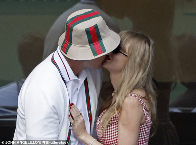 شوهد ترافيس وتايلور وهما يتبادلان القبلات في المدرجات