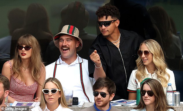 كما شوهدت تايلور سويفت، 34 عامًا، وترافيس كيلسي، 34 عامًا، بين الحضور. وانضم إلى الزوجين زميله في فريق كانساس سيتي تشيفز، لاعب الوسط باتريك ماهومز، وزوجته بريتاني ماهومز.